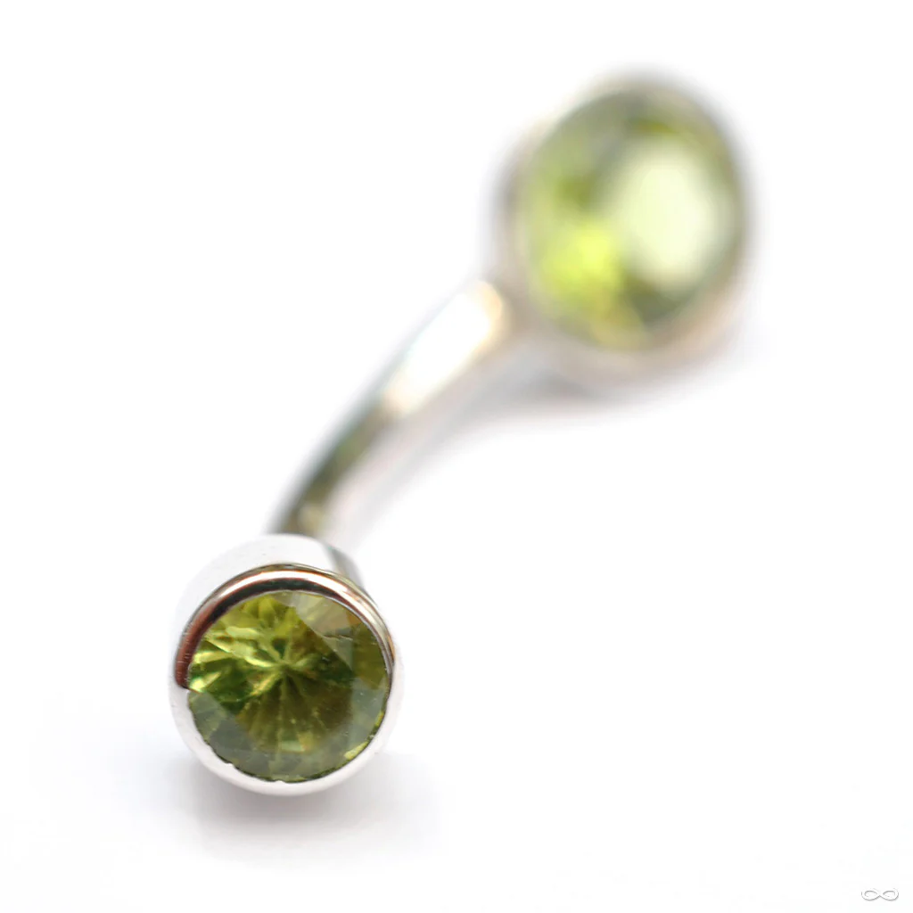 Round Bezel Navel Curve in White Gold with Peridot from BVLA - Image 3